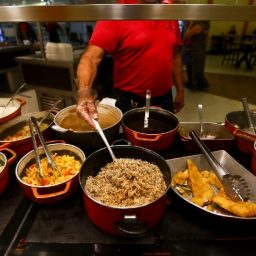 Cerca de 40% dos restaurantes de comida a quilo fecharam por causa da pandemia