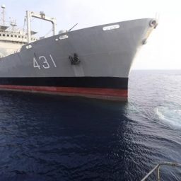 Maior navio de guerra do Irã pega fogo e afunda no Golfo de Omã