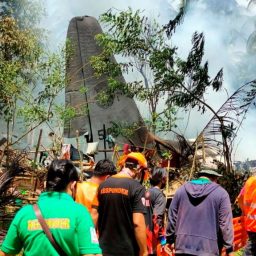Avião militar cai nas Filipinas e deixa pelo menos 45 mortos