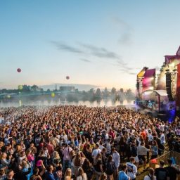 Quase mil pessoas são infectadas por covid em festival de música na Holanda