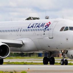 Latam cancela 49 voos por aumento de casos de Covid e gripe; veja lista