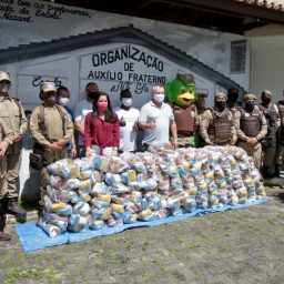 Polícia Militar entrega cestas básicas e continua recebendo doações para campanha Força Solidária