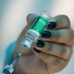 Ministério da Saúde reduz intervalo entre doses de vacina da AstraZeneca