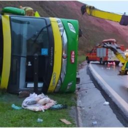 Mulher morre e 44 pessoas ficam feridas após ônibus tombar em Minas Gerais