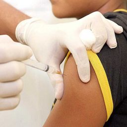 Estados e municípios decidirão sobre vacinação de menores sem comorbidades