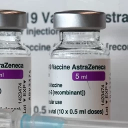 Vacina da AstraZeneca protege 93,6% contra mortes, mostra estudo com variante Gama