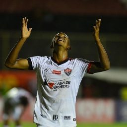 Vitória atropela o Cruzeiro e dorme fora da zona de rebaixamento da Série B