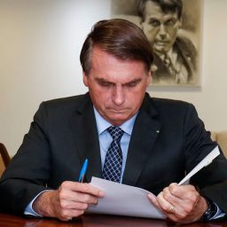 Bolsonaro assina decreto criando novo nível de promoção na Força Aérea