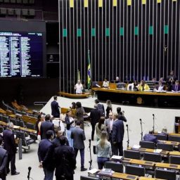 Câmara adia votação de PL que tira poder de governadores sobre PM