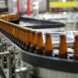 Falta de vidro pode atrasar entregas de cervejas no verão
