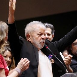 Lula cobra celeridade na vacinação: ‘Governo federal está sendo incompetente’