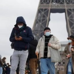 Ômicron: nova variante se espalha pela Europa na ‘velocidade de um raio’, diz primeiro-ministro da França