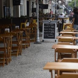 Bares e restaurantes afastam 20% dos funcionários em meio à onda de Covid e gripe