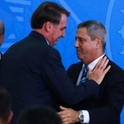 Bolsonaro quer Braga Netto como vice para evitar apoio militar a Moro, diz coluna