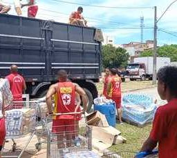 Bombeiros descarregam 15 toneladas de alimentos em Ilhéus