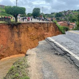 Demora do DNIT para realizar reparo em cratera na BR-330 revolta população de Ubatã