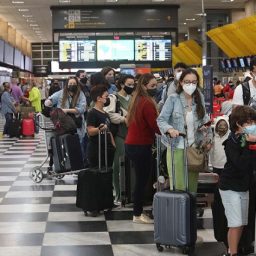Empresa aérea deve reembolsar ou remarcar viagem após cancelamento, diz especialista