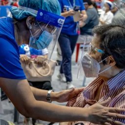 Filipinas proíbem entrada de não vacinados no transporte público