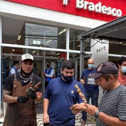 Pecuaristas fazem churrasco em agências do Bradesco em protesto após vídeo contra carne