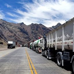 Testes de Covid causam fila de quase 2 mil caminhões na fronteira da Argentina com o Chile