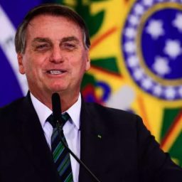 Bolsonaro assina aumento de 33% no piso dos professores; municípios dizem que mudança compromete orçamentos