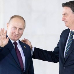 Bolsonaro vai à Rússia na mais arriscada viagem de sua Presidência