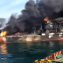 Rússia bombardeia dois navios atracados no Mar Negro, na Ucrânia; veja vídeo