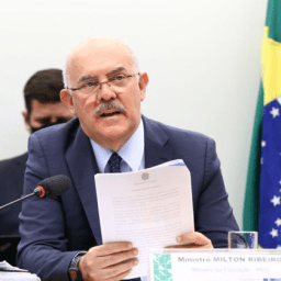 Equipe de Bolsonaro quer Ribeiro fora do MEC para frear desgaste eleitoral