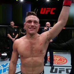 UFC Vegas 50: lutador resiste a golpes brutais e protagoniza ‘maior reviravolta do ano’; veja como foi