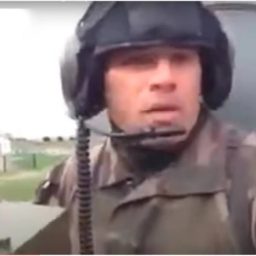 Vídeo de suposto soldado brasileiro cantando “Morro do Dendê” em tanque na Ucrânia viraliza