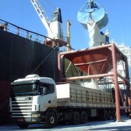 Navios com fertilizante russo chegam ao Brasil apesar de sanções
