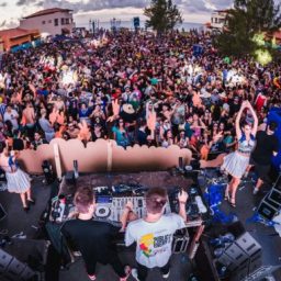 Porto Seguro: Música e esportes reúnem 4 mil universitários em Arraial d´Ajuda