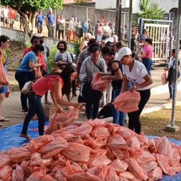Prefeitura distribui 11 toneladas de peixes para famílias carentes de Gandu