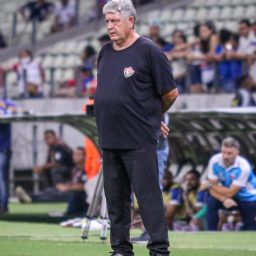 Vitória demite o treinador Geninho