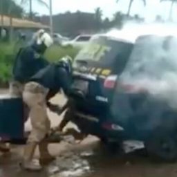 VÍDEO: Policiais prendem homem em ‘câmara de gás’ e matam vítima sufocada