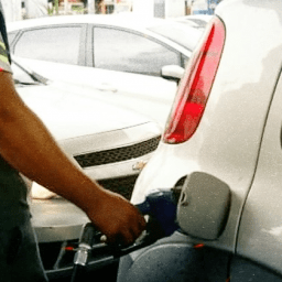 Encher o tanque de gasolina no Brasil consome 33% do salário mínimo, revela pesquisa