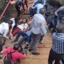 Ponte cai durante cerimônia com prefeito em cidade no México; veja vídeo