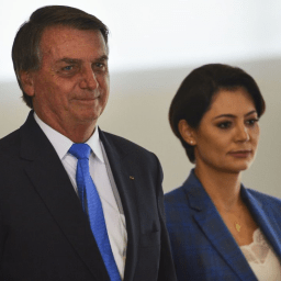 Michelle não quer fazer propaganda para Bolsonaro e dispara alerta em campanha, diz colunista