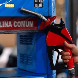 Após reajuste, gasolina dispara e chega a custar R$ 8,29 o litro