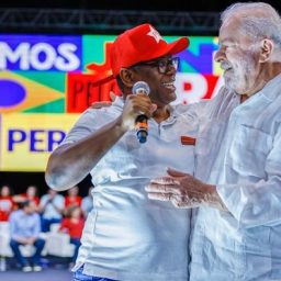 Ex-catador e ex-servente, médico formado pelo Prouni agradece a Lula durante ato em Olinda (PE) 