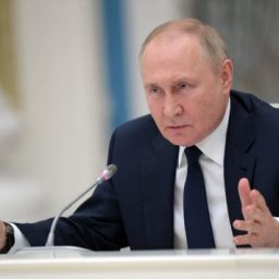 Putin alerta Ocidente que Ucrânia está “a caminho da tragédia”