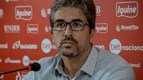 Rodrigo Pastana anuncia saída do Vitória: ‘motivos familiares’