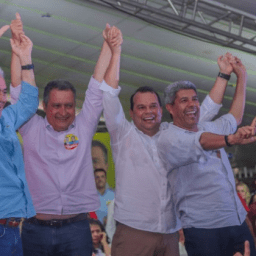 Chapa governista chega de metrô ao Parque de Exposições para convenção