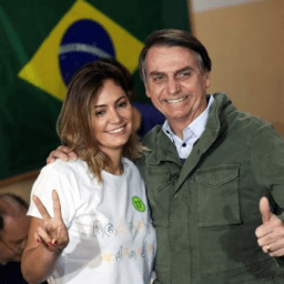 Aliados pressionam para que Michelle se engaje na campanha de Bolsonaro, diz site