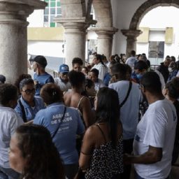 Agentes de Saúde de Salvador protestam em frente à Câmara