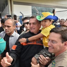 Bolsonaro chega a Vitória da Conquista e cumprimenta apoiadores ao lado de Roma