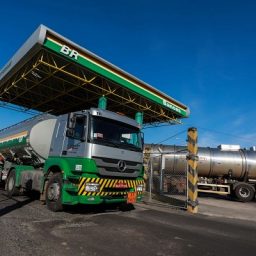 Petrobras anuncia redução de R$ 0,18 na gasolina para distribuidoras