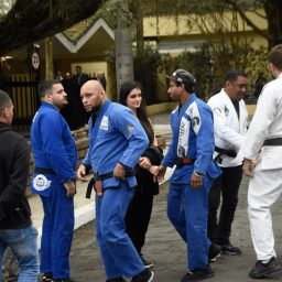 Amigos de Leandro Lo usam quimono para homenagear lutador durante velório em SP