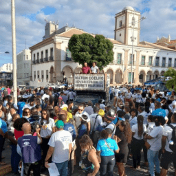 Agentes de combate a endemias protestam na frente da prefeitura de Salvador