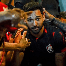 Torcida faz festa no aeroporto em embarque do Vitória para São Paulo